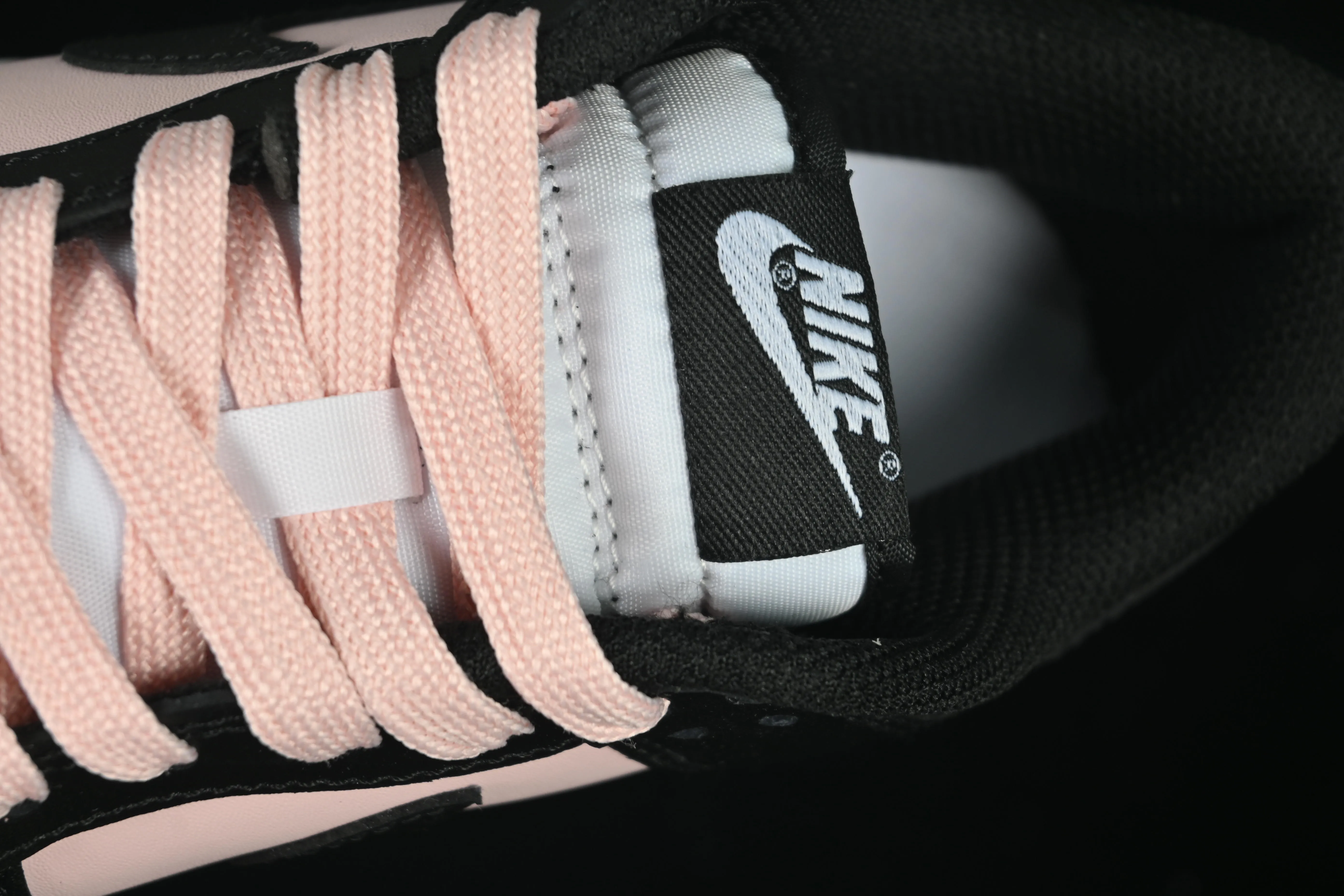 All categories Nk SB Dunk series Nk SB Dunk Low low-top sneakers Nike SB Dunk Low black and pink low-top casual sneakers CW1590-100